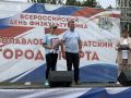 Дмитрий Коростелев вручил награды камчатского парламента сотрудникам спортивных учреждений в связи с празднованием Дня физкультурника