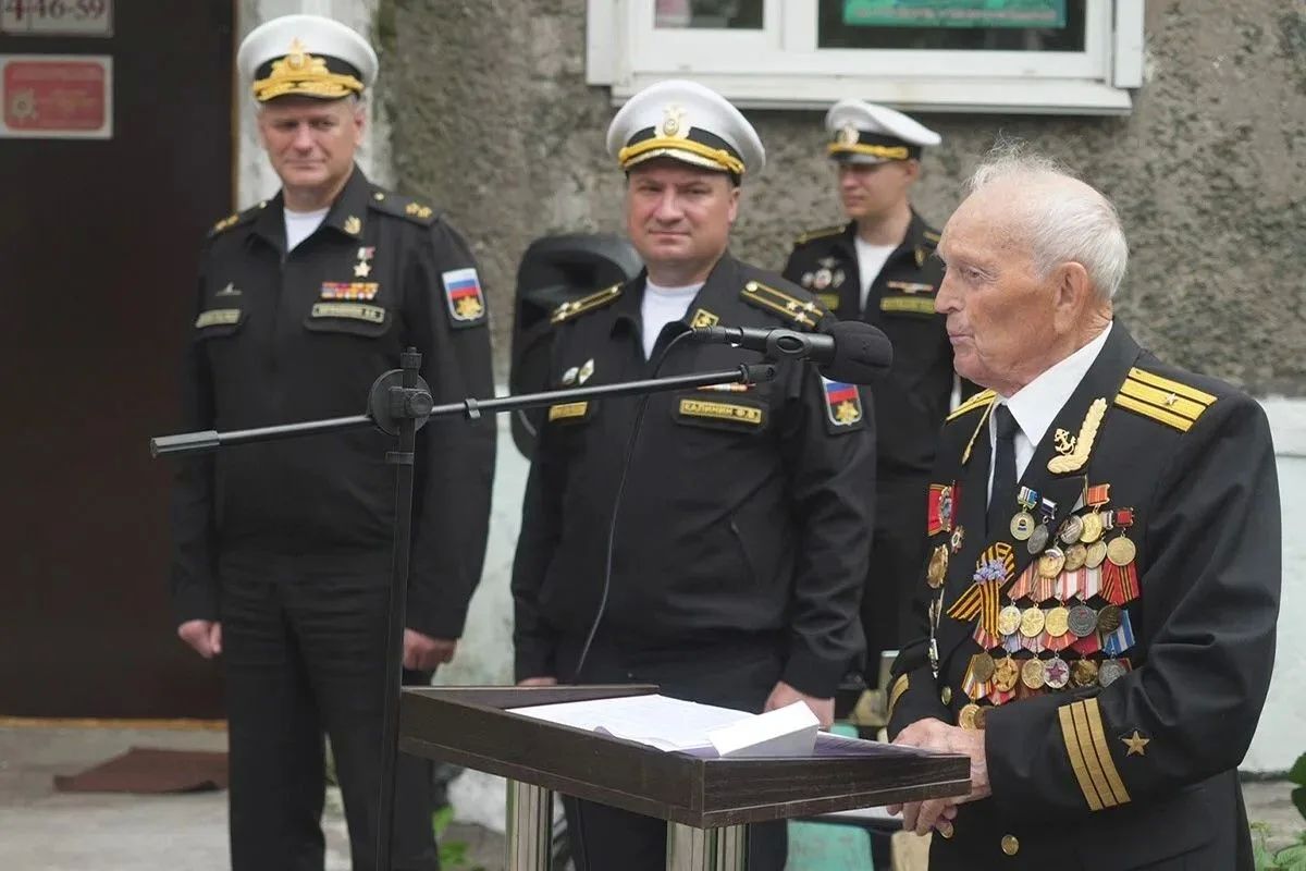 Военнослужащие ТОФ поздравили ветерана с 95летием Военнослужащие ТОФ поздравили ветерана с 95летием