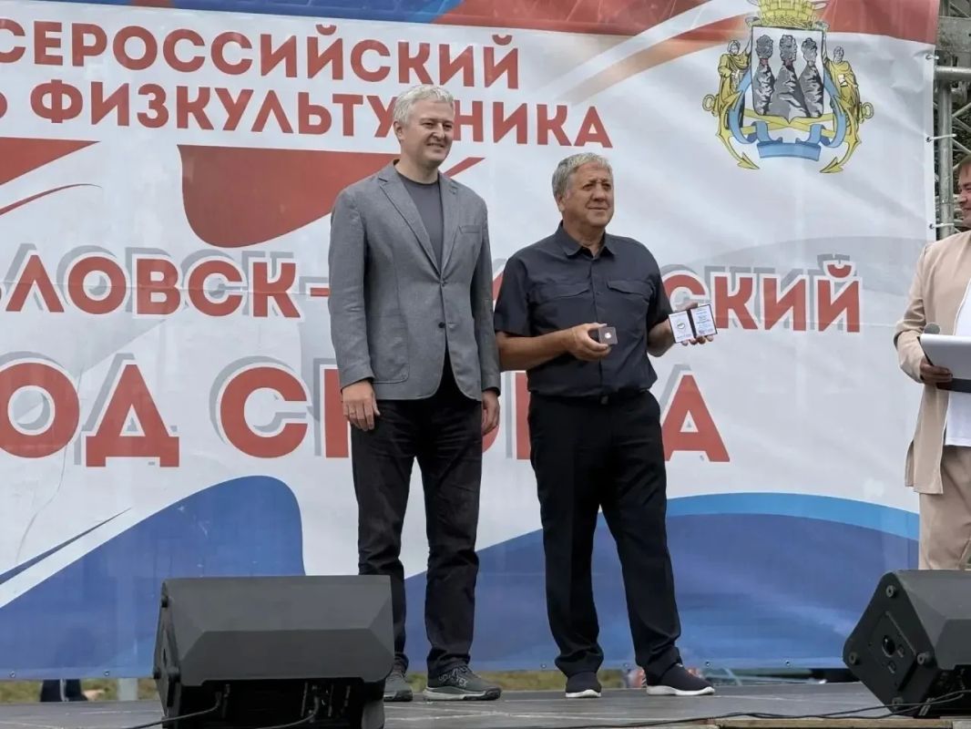 В Камчатском крае прошла торжественная церемония вручения ведомственных и региональных наград ведущим тренерам, спортсменам и работникам физической культуры В Камчатском крае прошла торжественная церемония вручения ведомственных и региональных наград ведущим тренерам, спортсменам и работникам физической культуры