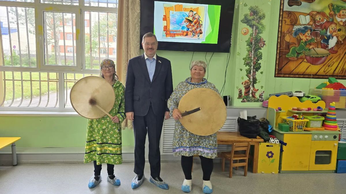 Депутат Законодательного Собрания Камчатского края, член фракции «Единой России» Владимир Агеев провел встречу с детьми в Камчатском краевом противотуберкулезном диспансере Депутат Законодательного Собрания Камчатского края, член фракции «Единой России» Владимир Агеев провел встречу с детьми в Камчатском краевом противотуберкулезном диспансере