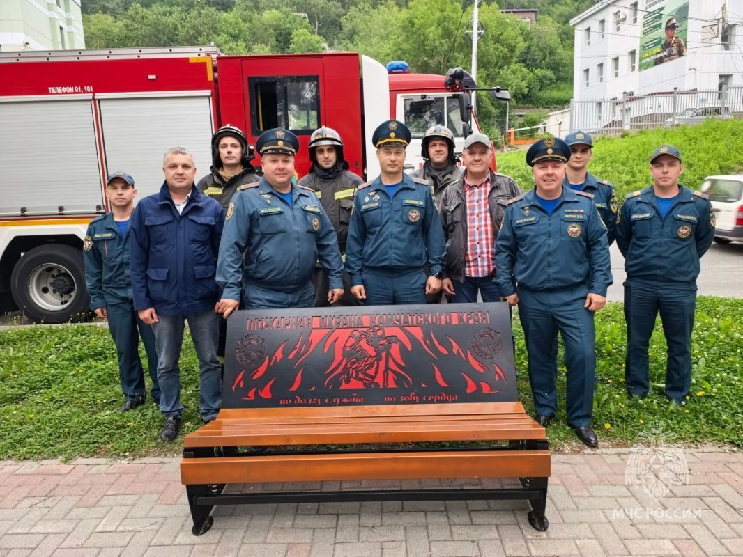 Действующие сотрудники и ветераны Пожарной охраны Камчатского края желают тебе #БезопасныхВыходных!