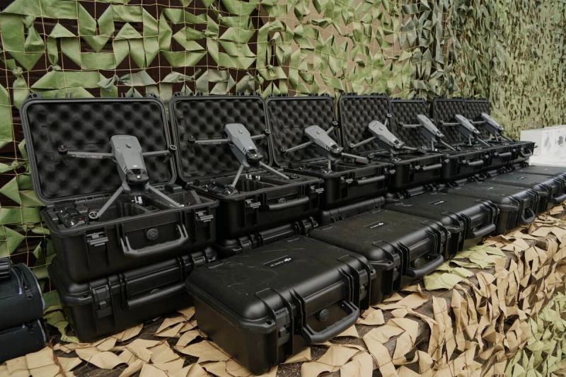 Трутнев передал на передовую более 1500 FPV-дронов и снаряжение