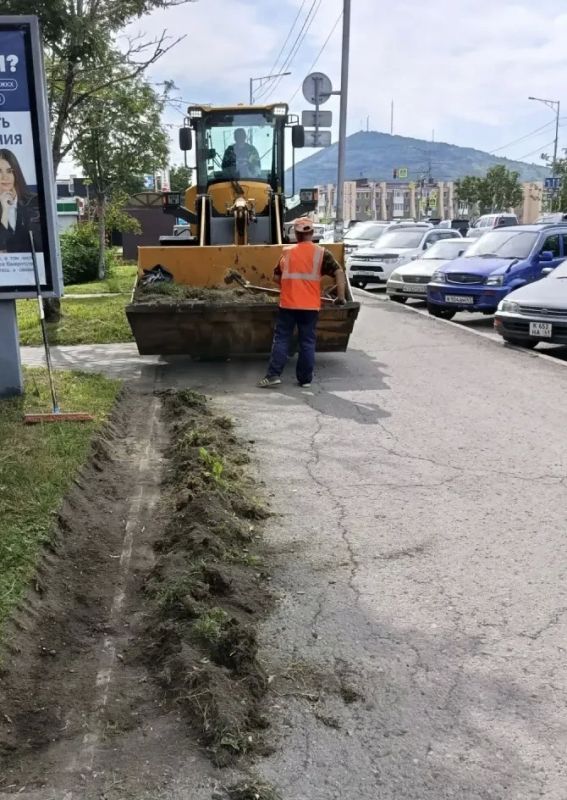 Город день за днем. 17 августа 2026 года В ПетропавловскеКамчатском ежегодно проходит комплекс работ по содержанию городских территорий Город день за днем. 17 августа 2026 года В ПетропавловскеКамчатском ежегодно проходит комплекс работ по содержанию городских территорий