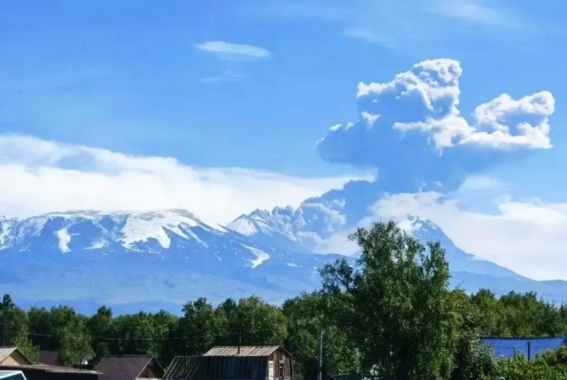 Ключевской вулкан на Камчатке второй раз за день выбросил мощный столб пепла