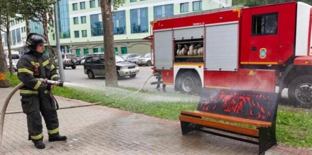 «По долгу службы, по зову сердца»: в Петропавловске открыли скамейку в честь пожарных