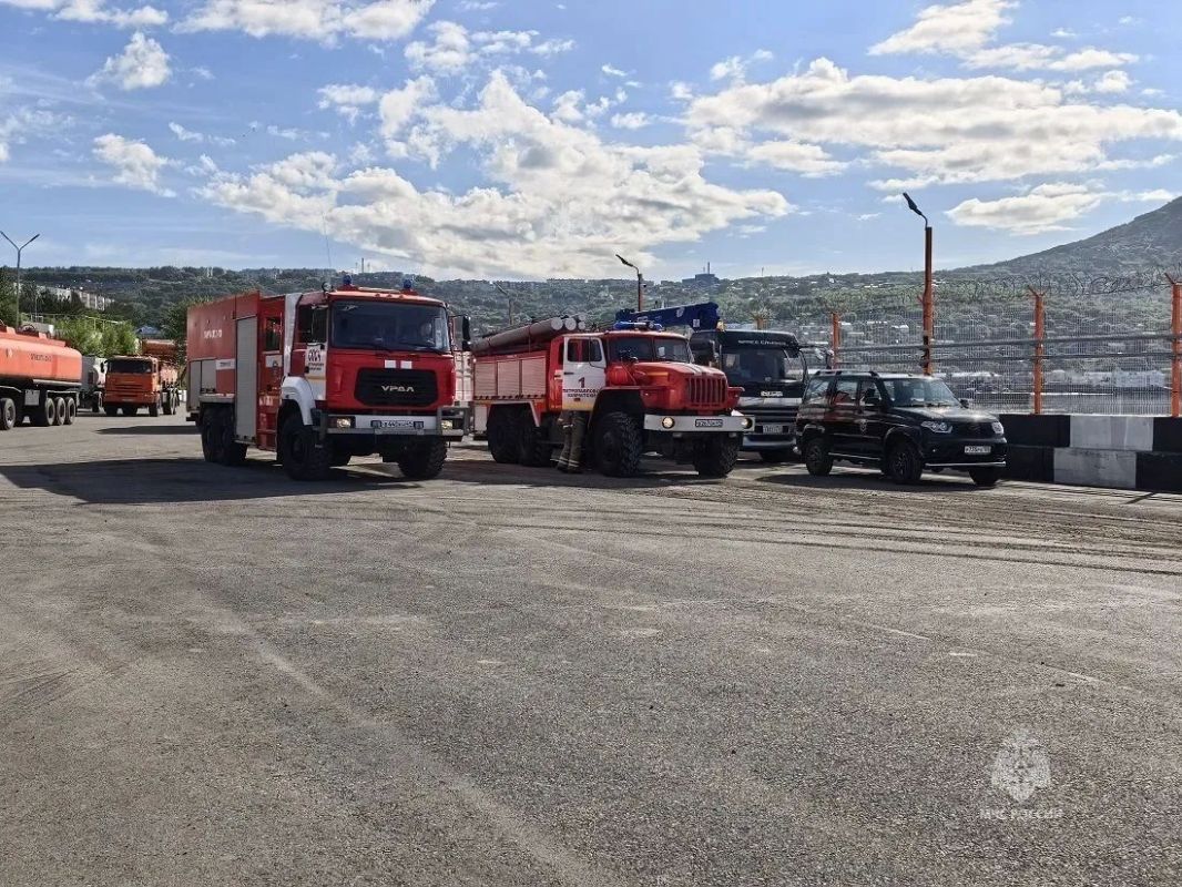 Опытные пожарно-тактические учения прошли на территории нефтебазы в Петропавловске-Камчатском Опытные пожарно-тактические учения прошли на территории нефтебазы в Петропавловске-Камчатском