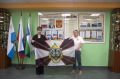 На Камчатке флаг с автографом Героя России передали в музей Мильковской школы