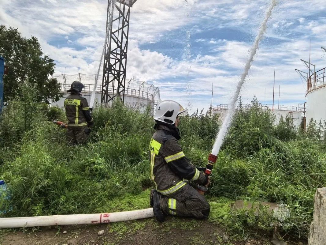Опытные пожарно-тактические учения прошли на территории нефтебазы в Петропавловске-Камчатском Опытные пожарно-тактические учения прошли на территории нефтебазы в Петропавловске-Камчатском