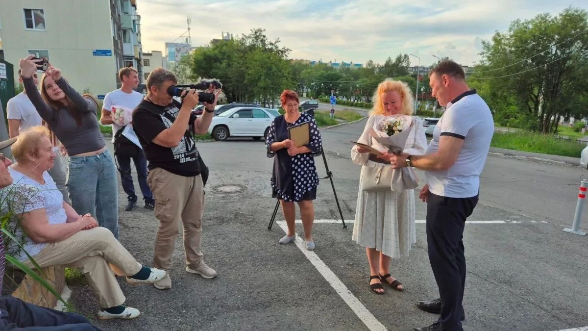 Глава города Андрей Воровский отметил инициативных жителей одного из многоквартирных домов, обсудив перспективы благоустройства в микрорайоне Глава города Андрей Воровский отметил инициативных жителей одного из многоквартирных домов, обсудив перспективы благоустройства в микрорайоне
