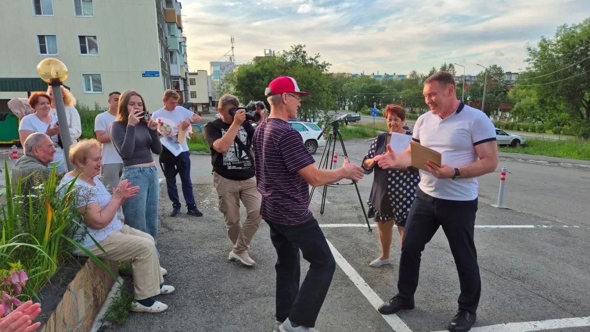 Глава города Андрей Воровский отметил инициативных жителей одного из многоквартирных домов, обсудив перспективы благоустройства в микрорайоне Глава города Андрей Воровский отметил инициативных жителей одного из многоквартирных домов, обсудив перспективы благоустройства в микрорайоне