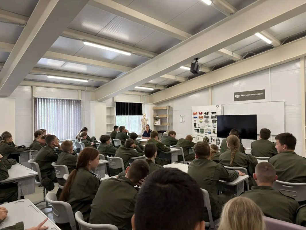 Помощник руководителя по общественно-политической работе регионального ведомства СК России провела профилактическую беседу с подростками Помощник руководителя по общественно-политической работе регионального ведомства СК России провела профилактическую беседу с подростками