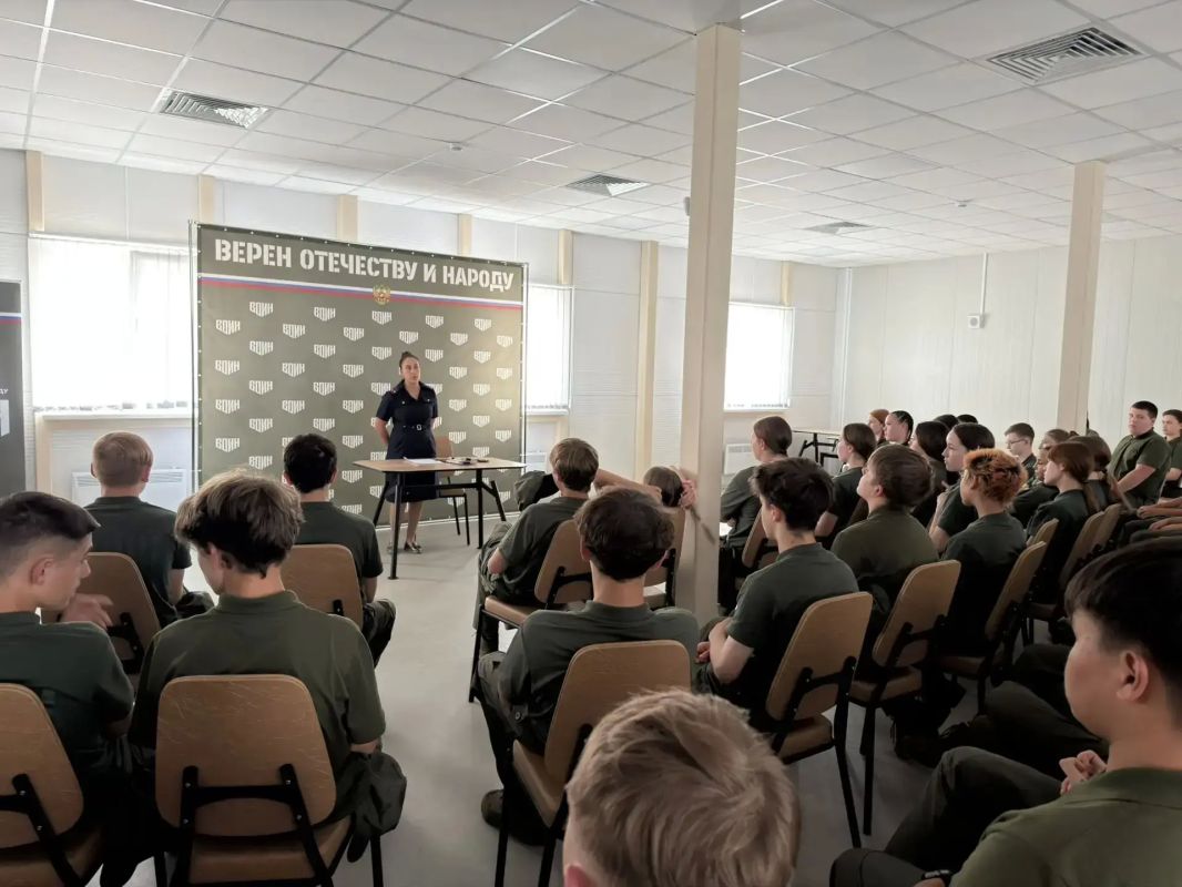 Помощник руководителя по общественно-политической работе регионального ведомства СК России провела профилактическую беседу с подростками Помощник руководителя по общественно-политической работе регионального ведомства СК России провела профилактическую беседу с подростками