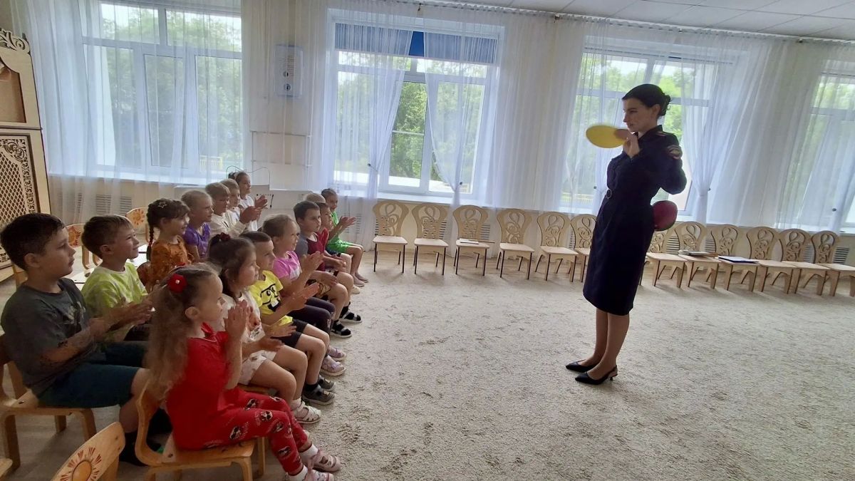 Юные пешеходы краевого центра повторяют правила дорожного движения Юные пешеходы краевого центра повторяют правила дорожного движения