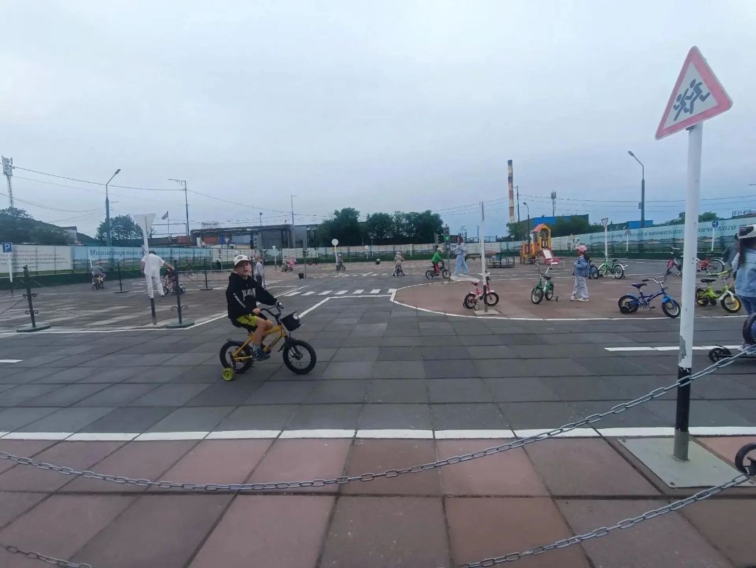 Юные пешеходы краевого центра повторяют правила дорожного движения Юные пешеходы краевого центра повторяют правила дорожного движения
