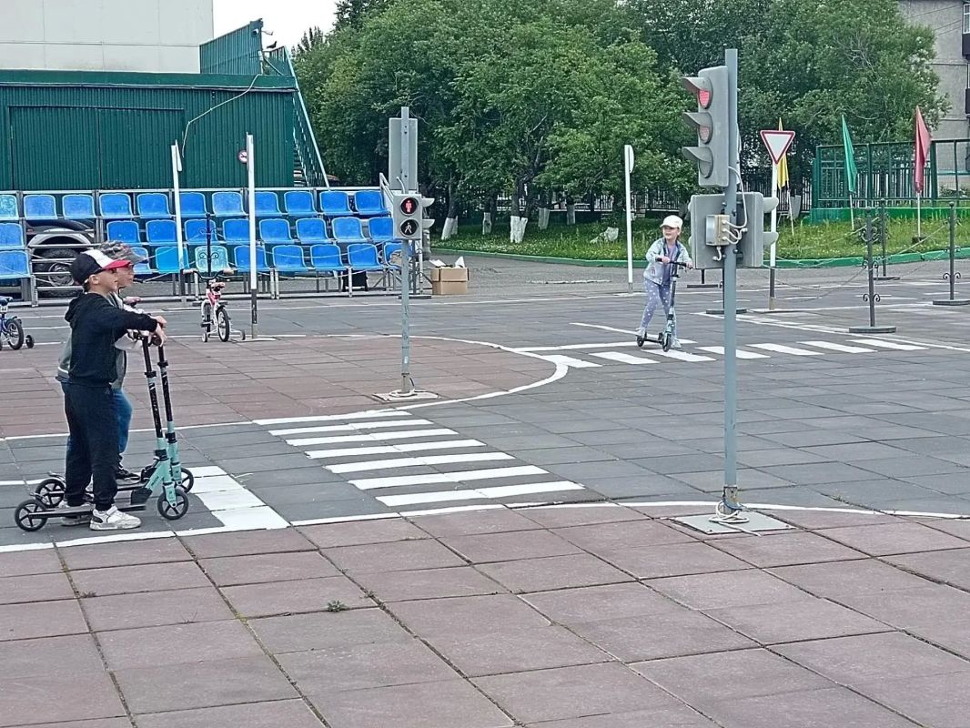 Юные пешеходы краевого центра повторяют правила дорожного движения Юные пешеходы краевого центра повторяют правила дорожного движения
