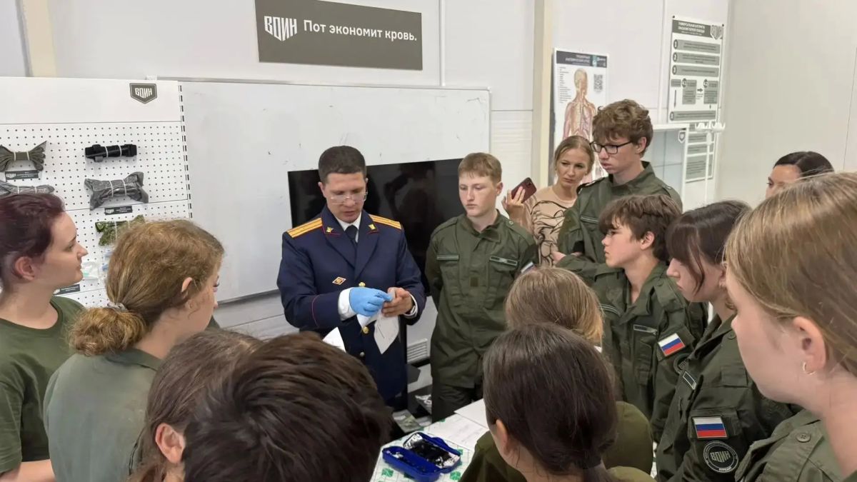 Сотрудники регионального управления СК России провели профориентационное занятие с подростками в День офицера России Сотрудники регионального управления СК России провели профориентационное занятие с подростками в День офицера России