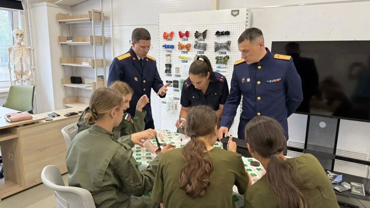 Сотрудники регионального управления СК России провели профориентационное занятие с подростками в День офицера России Сотрудники регионального управления СК России провели профориентационное занятие с подростками в День офицера России