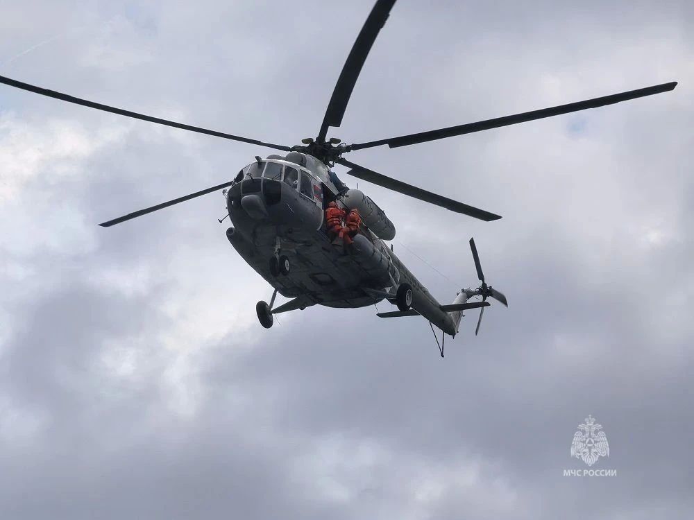 В центре Петропавловска-Камчатского спасатели совместно с экипажем МИ-8 МЧС России отработали навыки спасения людей на воде В центре Петропавловска-Камчатского спасатели совместно с экипажем МИ-8 МЧС России отработали навыки спасения людей на воде
