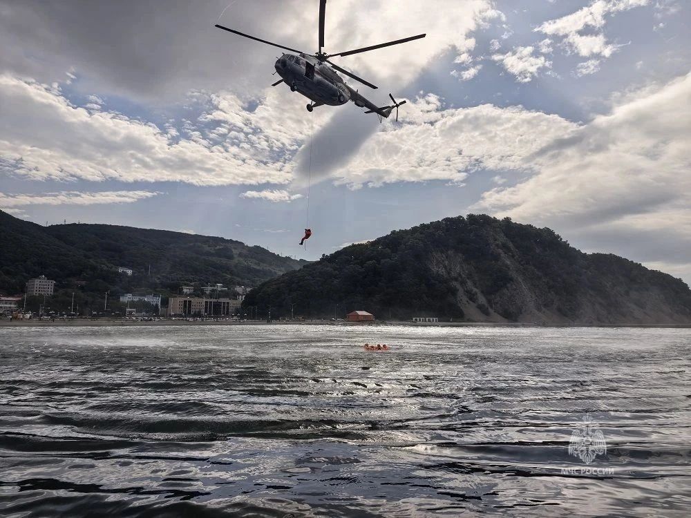 Спасатели отработали эвакуацию людей с воды с помощью вертолёта и катера в Авачинской губе