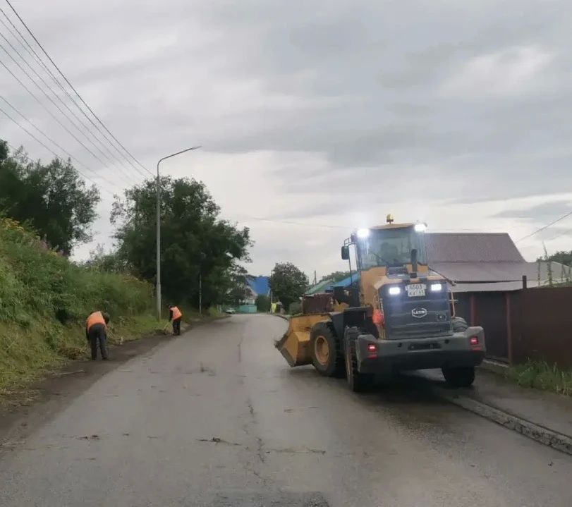Город день за днем. 21 августа 2026 года Продолжаются работы по содержанию городских территорий В ночное время проведены работы по уборке газонов и тротуаров на ул. Пограничная и пр. 50 лет Октября Город день за днем. 21 августа 2026 года Продолжаются работы по содержанию городских территорий В ночное время проведены работы по уборке газонов и тротуаров на ул. Пограничная и пр. 50 лет Октября
