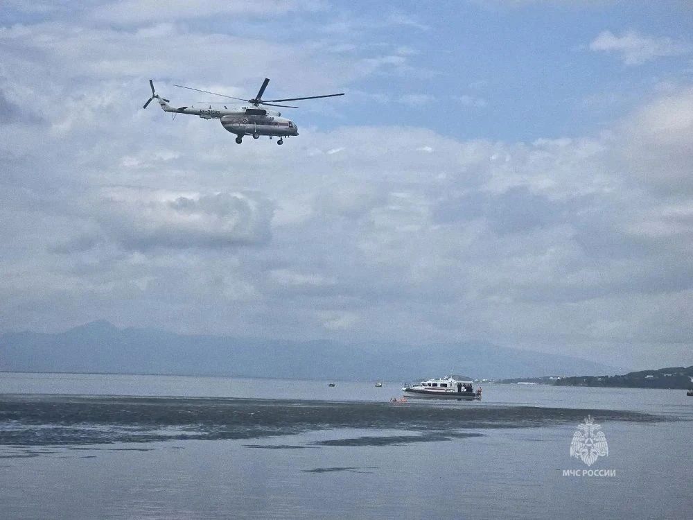 В центре Петропавловска-Камчатского спасатели совместно с экипажем МИ-8 МЧС России отработали навыки спасения людей на воде В центре Петропавловска-Камчатского спасатели совместно с экипажем МИ-8 МЧС России отработали навыки спасения людей на воде