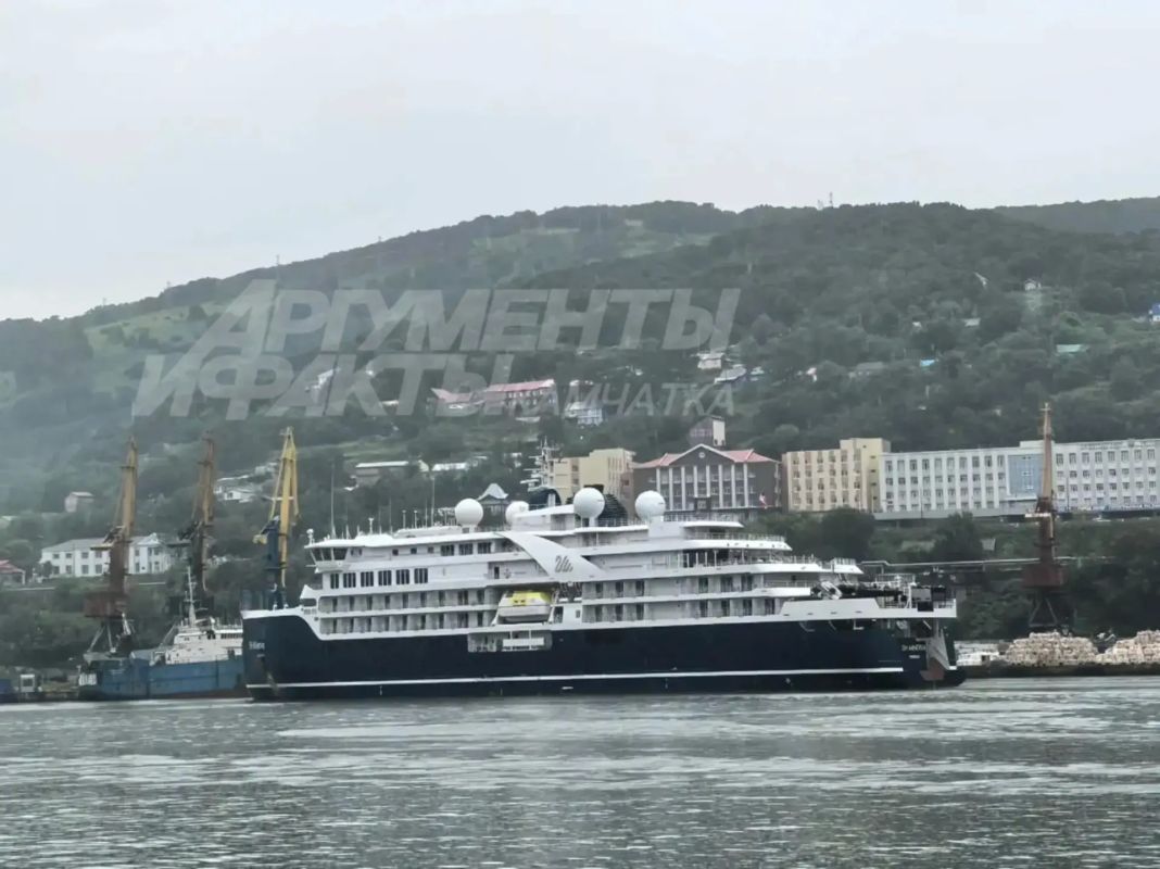Люксовая экспедиционная мегаяхта Minerva зашла в Петропавловск Люксовая экспедиционная мегаяхта Minerva зашла в Петропавловск