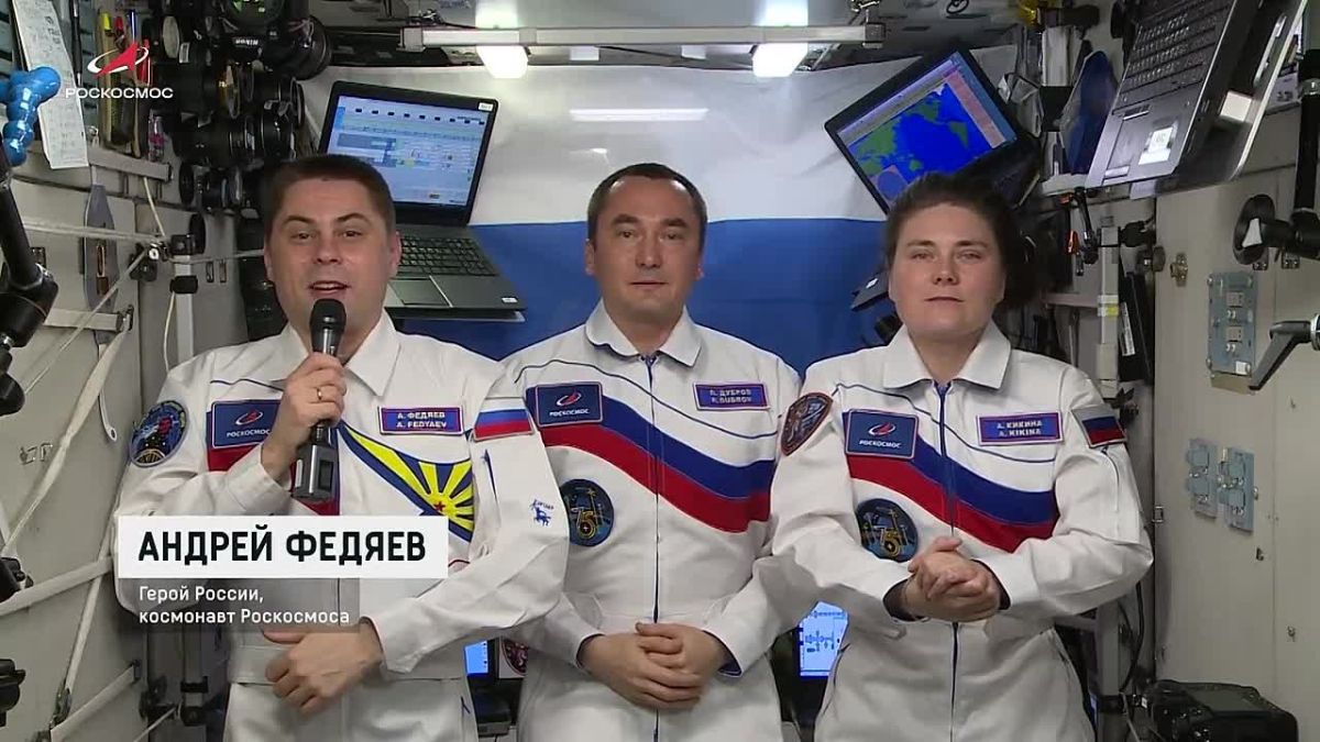 Триколор сегодня подняли даже на орбите