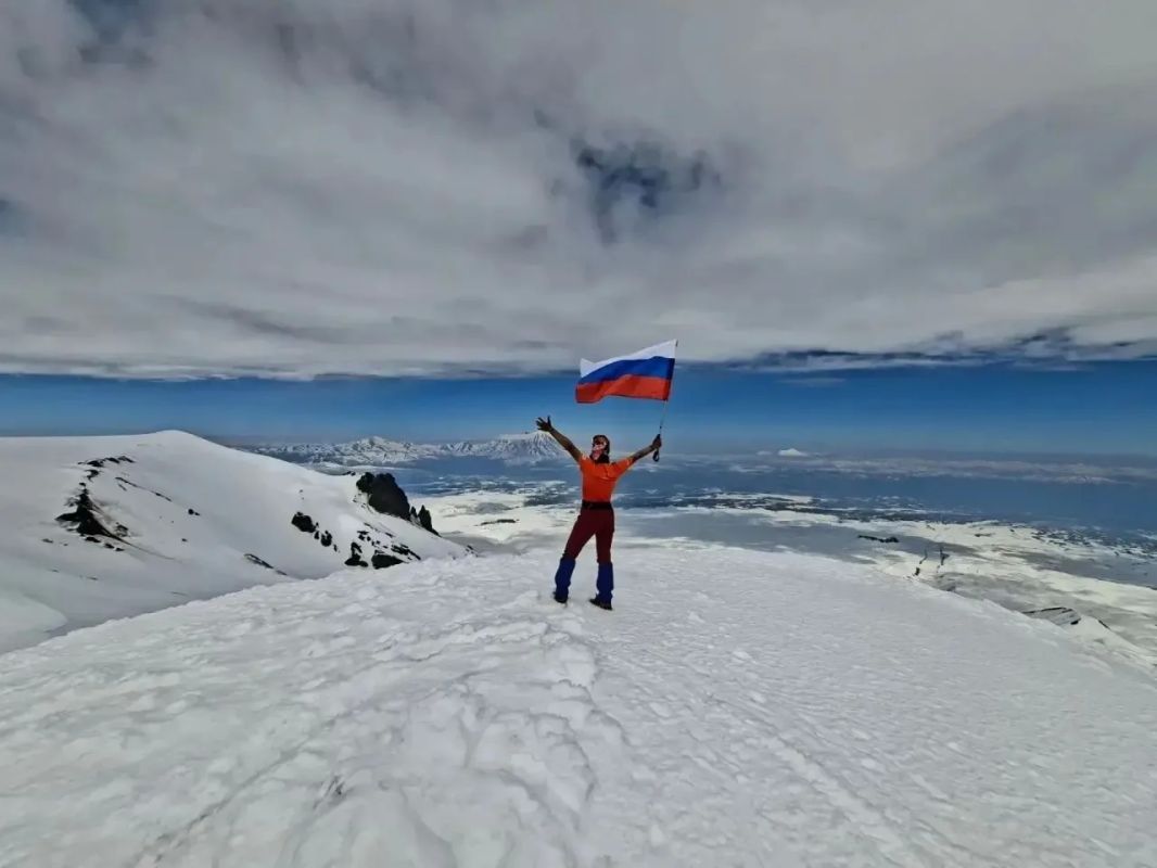 С Днём Государственного флага России! С Днём Государственного флага России!
