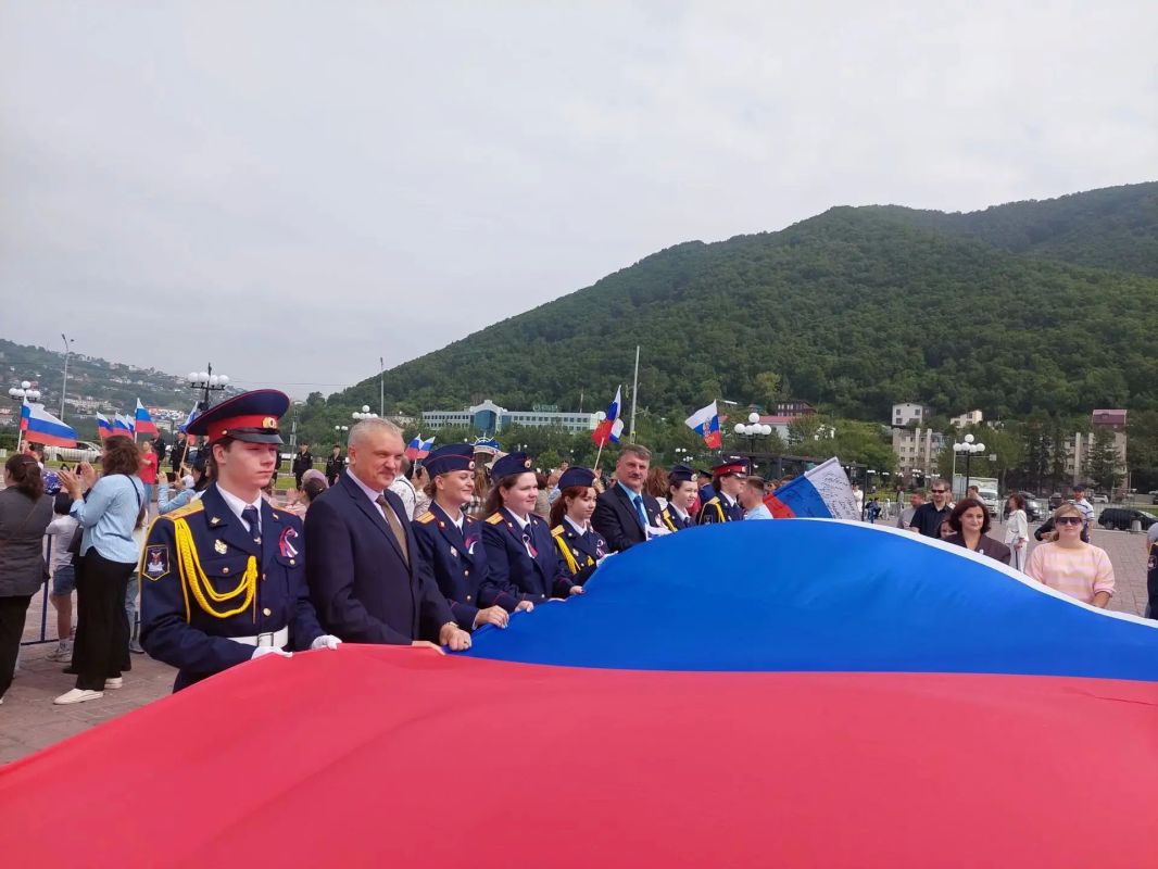 Сотрудники следственного управления СК России по Камчатскому краю отметили День Государственного флага участием в патриотических акциях Сотрудники следственного управления СК России по Камчатскому краю отметили День Государственного флага участием в патриотических акциях