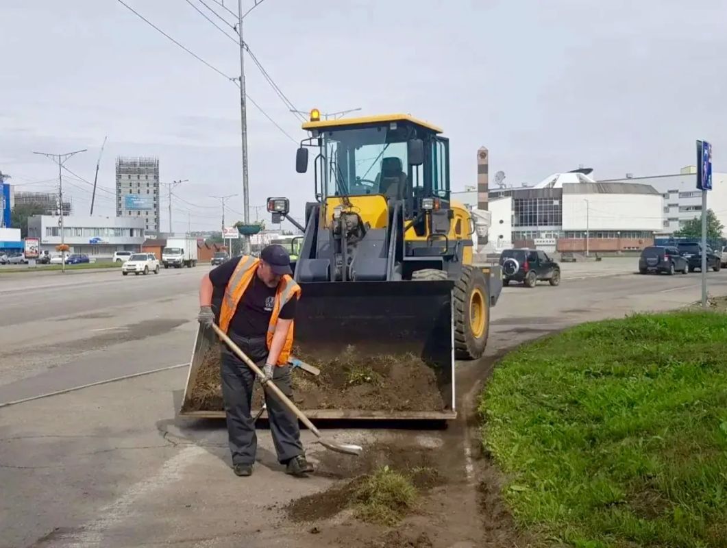 Город день за днем. 22 августа 2026 года Продолжаются комплексные мероприятия по содержанию городских территорий Город день за днем. 22 августа 2026 года Продолжаются комплексные мероприятия по содержанию городских территорий