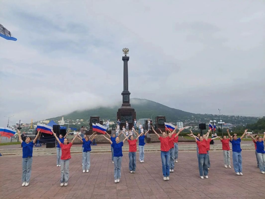 Сотрудники следственного управления СК России по Камчатскому краю отметили День Государственного флага участием в патриотических акциях Сотрудники следственного управления СК России по Камчатскому краю отметили День Государственного флага участием в патриотических акциях