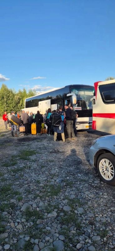 Три автобуса с туристами отправились в сторону Петропавловска-Камчатского Три автобуса с туристами отправились в сторону Петропавловска-Камчатского
