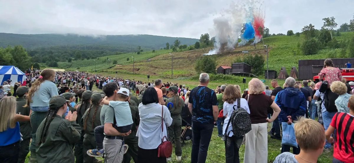 На Камчатке полицейские обеспечили охрану общественного порядка во время исторического фестиваля «От Руси до России» На Камчатке полицейские обеспечили охрану общественного порядка во время исторического фестиваля «От Руси до России»