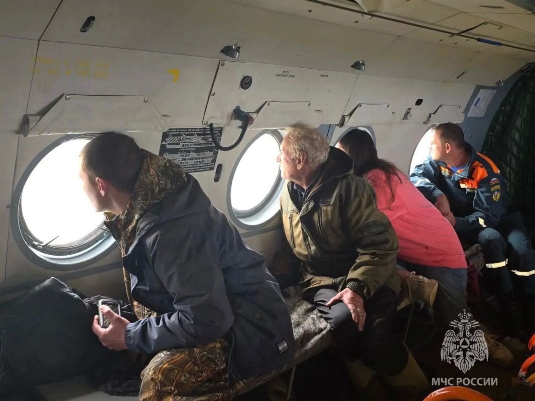 Спасатели обследовали около 25 квадратных километров с вертолёта МИ-8 МЧС России в поисках пропавшего в Соболевском округе пенсионера Спасатели обследовали около 25 квадратных километров с вертолёта МИ-8 МЧС России в поисках пропавшего в Соболевском округе пенсионера