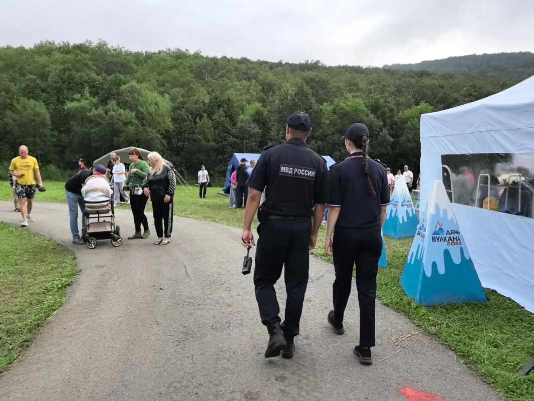 На Камчатке полицейские обеспечили охрану общественного порядка во время исторического фестиваля «От Руси до России» На Камчатке полицейские обеспечили охрану общественного порядка во время исторического фестиваля «От Руси до России»
