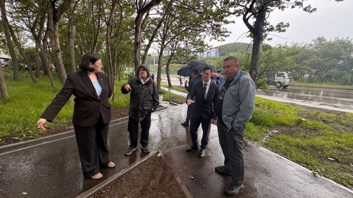 Заместитель председателя Городской Думы Борис Лесков принял участие в приемке благоустроенной зеленой зоны у остановки «Статуправление» Заместитель председателя Городской Думы Борис Лесков принял участие в приемке благоустроенной зеленой зоны у остановки «Статуправление»