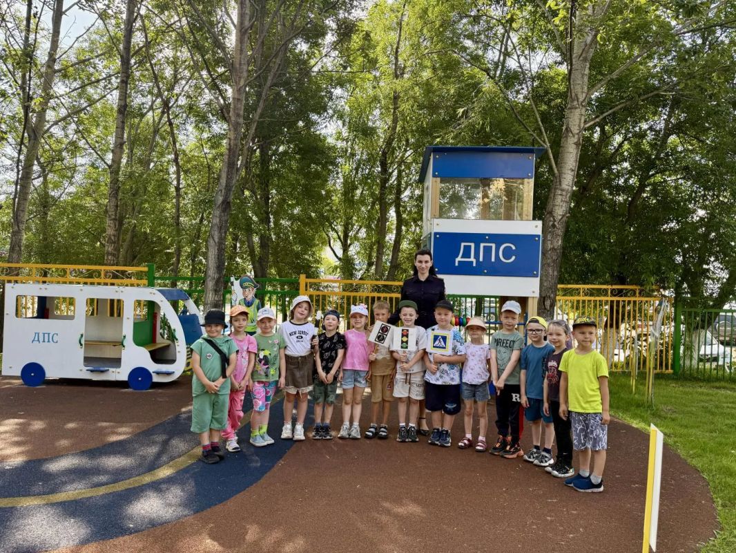 В столице Камчатки будущие первоклассники принятии участие в акции «Шагаю безопасно» В столице Камчатки будущие первоклассники принятии участие в акции «Шагаю безопасно»