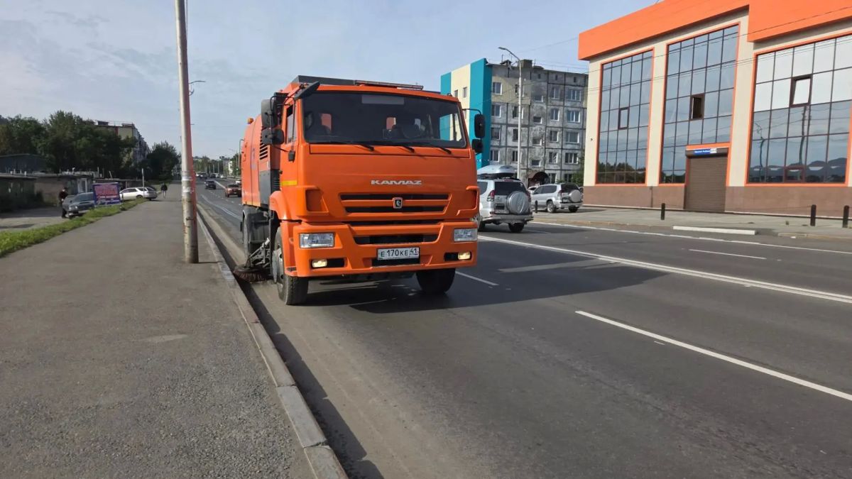 Город день за днем. . 25 августа 2026 года Подрядные организации продолжают работы по содержанию городских территорий ПетропавловскаКамчатского Город день за днем. . 25 августа 2026 года Подрядные организации продолжают работы по содержанию городских территорий ПетропавловскаКамчатского