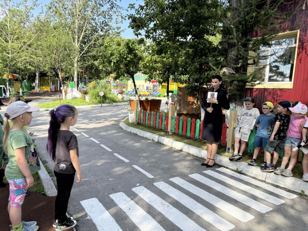 В столице Камчатки будущие первоклассники принятии участие в акции «Шагаю безопасно» В столице Камчатки будущие первоклассники принятии участие в акции «Шагаю безопасно»