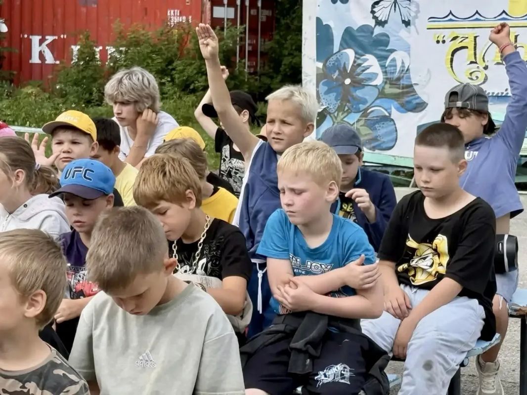 «Живая история флага»: встреча с ветераном и членом Общественной палаты в "Альбатросе" «Живая история флага»: встреча с ветераном и членом Общественной палаты в "Альбатросе"