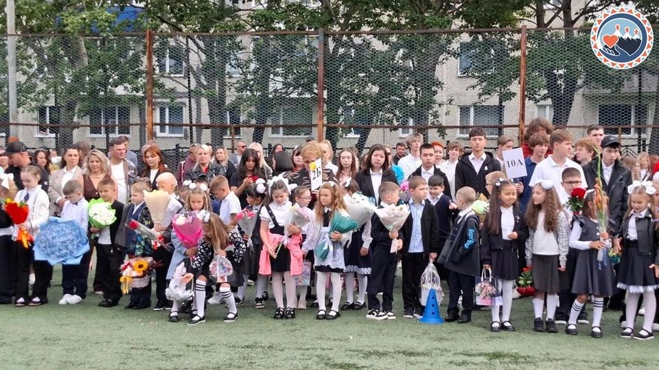 С Днём знаний!. Министр социального благополучия и семейной политики Камчатского края Анастасия Фёдорова приняла участие в торжественной линейке, посвященной Дню знаний, в МАОУ "Средняя школа № 8" Петропавловск-Камчатского... С Днём знаний!. Министр социального благополучия и семейной политики Камчатского края Анастасия Фёдорова приняла участие в торжественной линейке, посвященной Дню знаний, в МАОУ "Средняя школа № 8" Петропавловск-Камчатского...