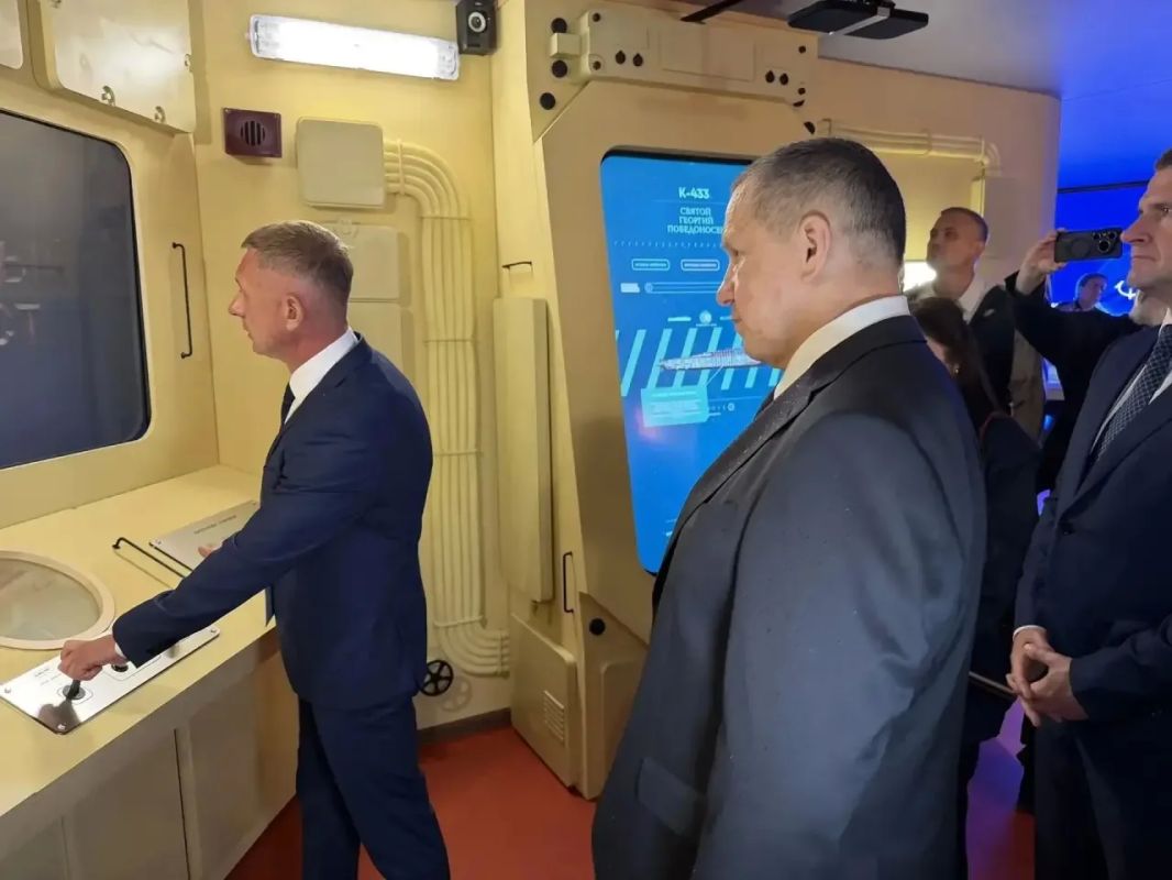 Полпред президента в ДФО Юрий Трутнев посетил павильон на Камчатского края «Улице Дальнего Востока» на полях ВЭФ Полпред президента в ДФО Юрий Трутнев посетил павильон на Камчатского края «Улице Дальнего Востока» на полях ВЭФ
