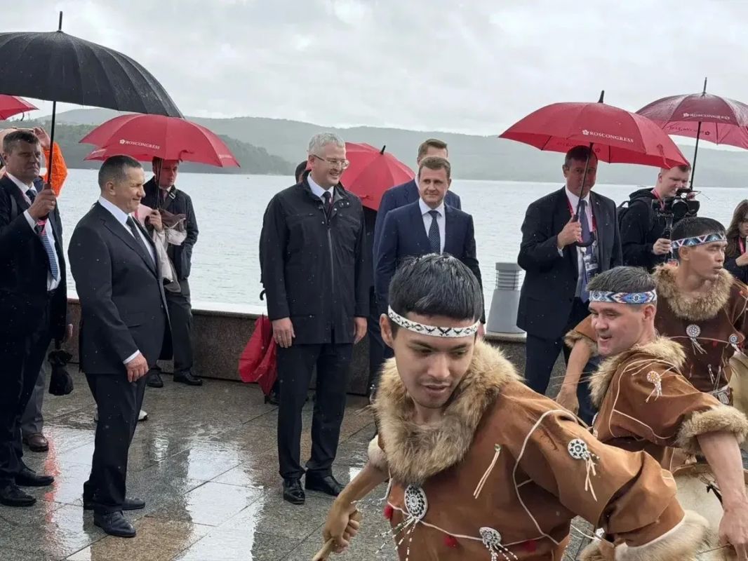 Полпред президента в ДФО Юрий Трутнев посетил павильон на Камчатского края «Улице Дальнего Востока» на полях ВЭФ Полпред президента в ДФО Юрий Трутнев посетил павильон на Камчатского края «Улице Дальнего Востока» на полях ВЭФ