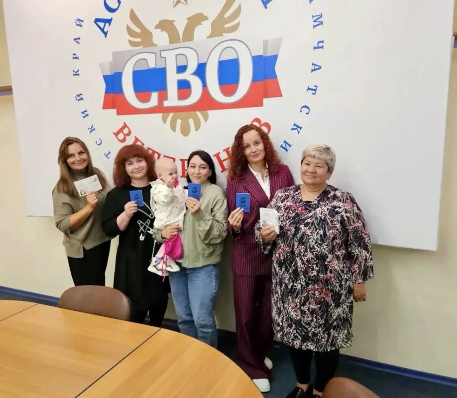 Единство фронта и тыла: на Камчатке прошло торжественное вручение удостоверений ветеранам и волонтёрам Единство фронта и тыла: на Камчатке прошло торжественное вручение удостоверений ветеранам и волонтёрам