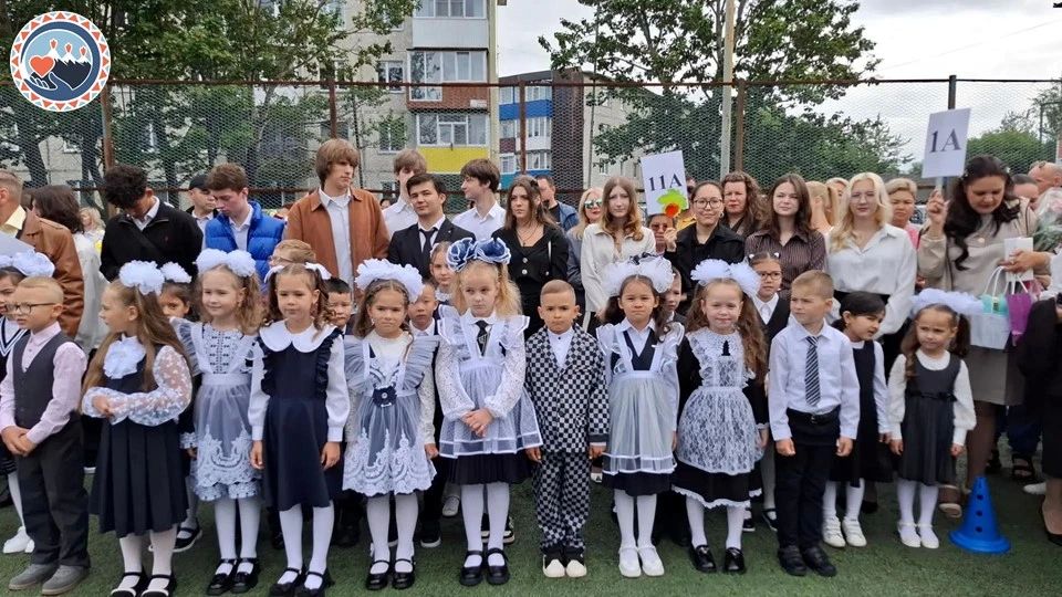 С Днём знаний!. Министр социального благополучия и семейной политики Камчатского края Анастасия Фёдорова приняла участие в торжественной линейке, посвященной Дню знаний, в МАОУ "Средняя школа № 8" Петропавловск-Камчатского... С Днём знаний!. Министр социального благополучия и семейной политики Камчатского края Анастасия Фёдорова приняла участие в торжественной линейке, посвященной Дню знаний, в МАОУ "Средняя школа № 8" Петропавловск-Камчатского...