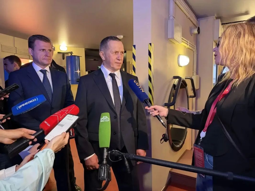 Полпред президента в ДФО Юрий Трутнев посетил павильон на Камчатского края «Улице Дальнего Востока» на полях ВЭФ Полпред президента в ДФО Юрий Трутнев посетил павильон на Камчатского края «Улице Дальнего Востока» на полях ВЭФ