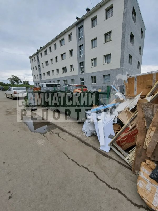 #нам_пишут. «Очень странный покос травы с торца дома по Океанской, 119