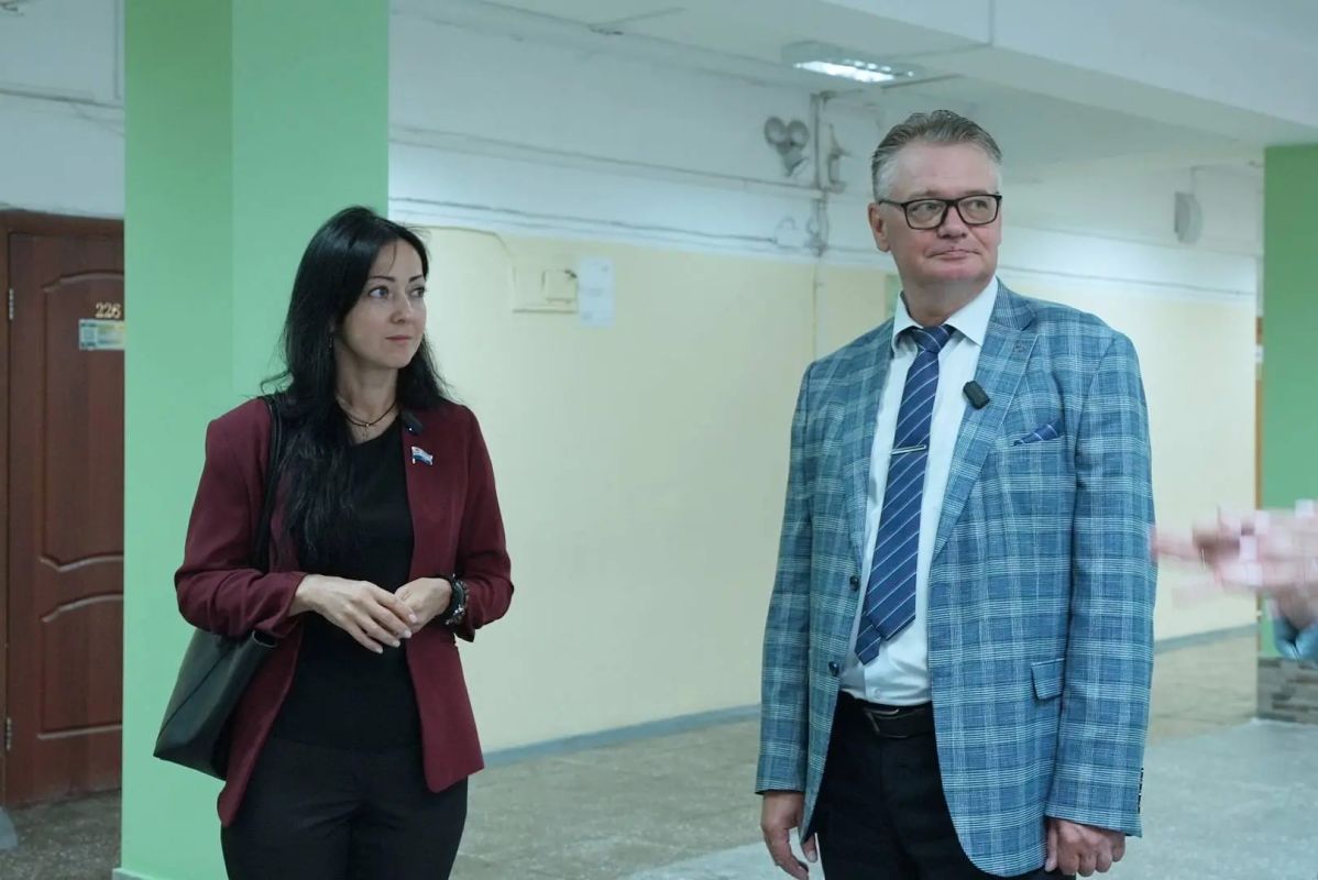 Юные художники распишут школу № 42 в краевом центре Юные художники распишут школу № 42 в краевом центре