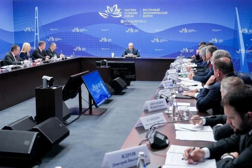 Президент России Владимир Путин провел совещание по развитию Дальнего Востока Президент России Владимир Путин провел совещание по развитию Дальнего Востока