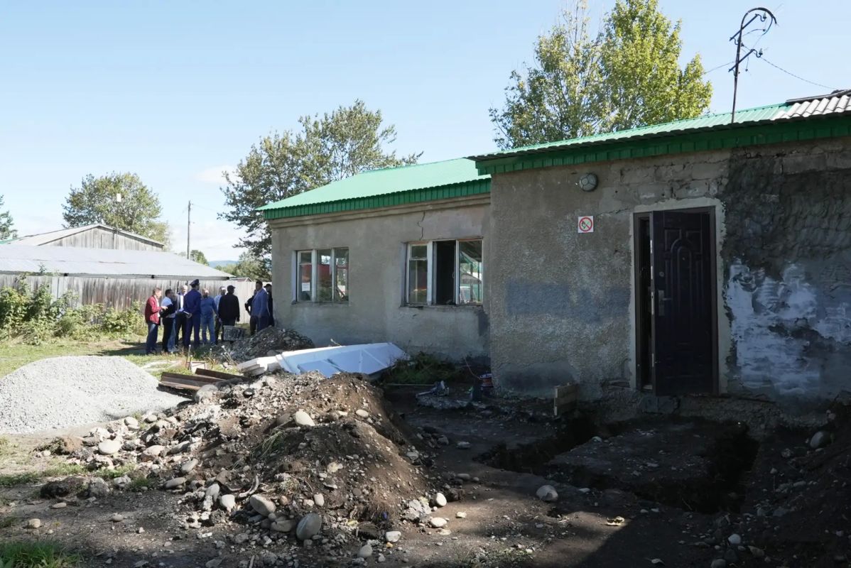 В Северных Коряках ремонтируют фельдшерский здравпункт В Северных Коряках ремонтируют фельдшерский здравпункт